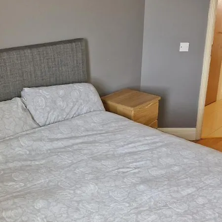 Two Bedroom Self Catering Apt. The Hawthorn's. *