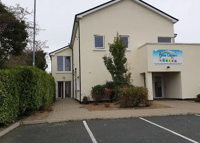 Two Bedroom Self Catering Apt. The Hawthorn's. شقة