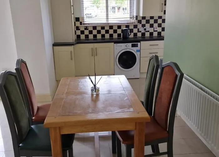 Two Bedroom Self Catering Apt. The Hawthorn's. شقة *